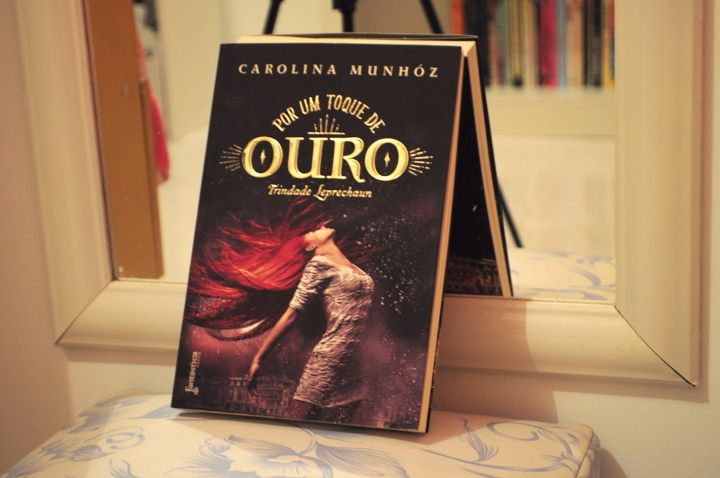 Resenha: Por um Toque de Ouro - Carolina Munhóz