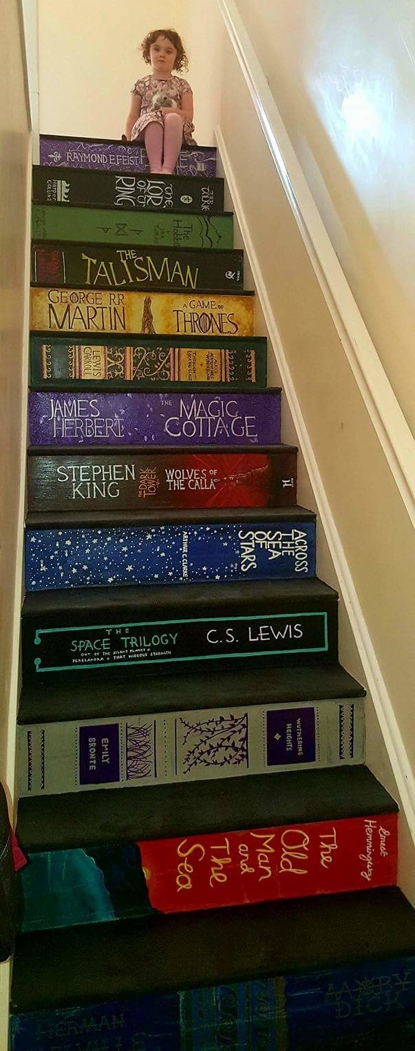 Livros em escadas e muros? Entenda!