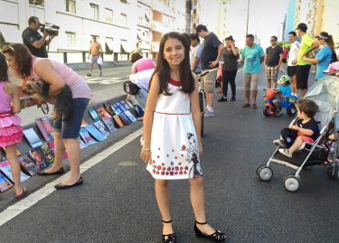 Menina doa livros no Minhocão