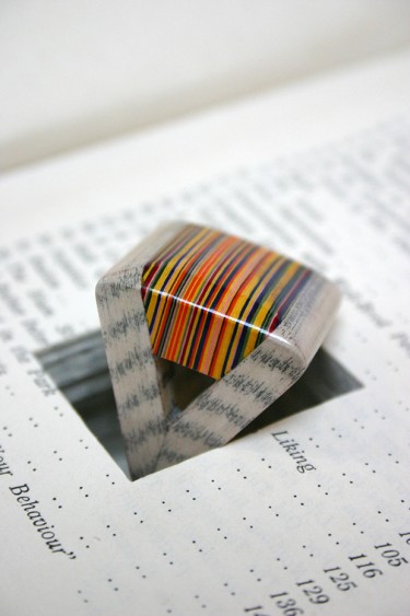 Designer transforma livro em joias