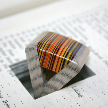 Designer transforma livro em joias