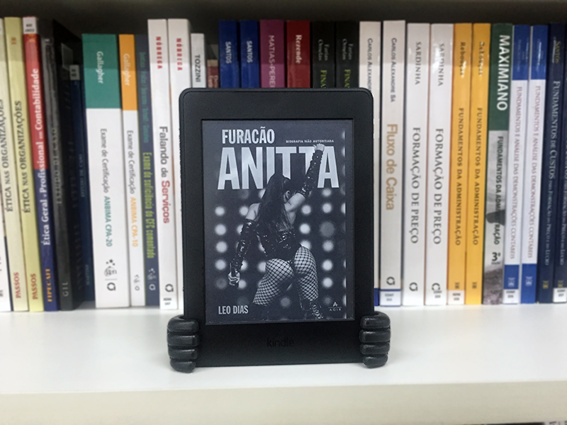 Resenha: Furacão Anitta - Léo Dias
